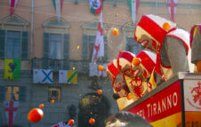 Storico Carnevale di Ivrea 2026: il programma del weekend grasso tra arance, fiaccole e leggende
