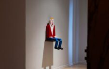 “Scarecrow. Artisti a presidio della vita” a Flashback Habitat: la mostra sull’arte come gesto civile