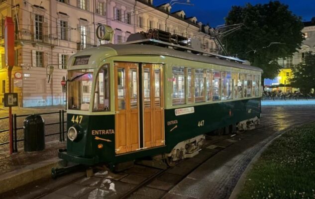 Torino di sera a bordo di uno storico tram marzo 2026