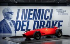 “I Nemici del Drake”: al MAUTO di Torino la mostra sulle scuderie inglesi che sfidarono Enzo Ferrari