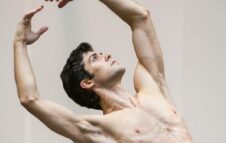 Roberto Bolle a Torino con "Ballo in Bianco", la più grande lezione di danza in piazza