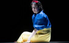 “Biancaneve” di Walser in prima nazionale al Teatro Astra: il dopo-fiaba secondo Lucchetta