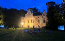 “Cinema nel Parco” al Castello di Miradolo: film all’aperto nel giardino della storica dimora