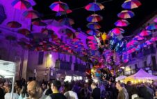Notte Rosa a Giaveno: torna la festa sotto gli ombrelli colorati tra gruppi, musica e street food