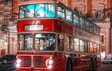Una sera a Torino sullo storico bus due piani di Italia '61: viaggio nel tempo in centro città
