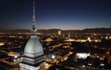 Una notte al Museo del Cinema di Torino tra mostre, musica e salita serale sulla Mole Antonelliana