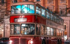 Una sera a Torino sullo storico bus a due piani di Italia '61: viaggio nel tempo in centro città