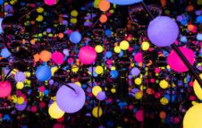 Yayoi Kusama in mostra a Torino con la sua "Infinity Mirror Room": viaggio tra luci e riflessi